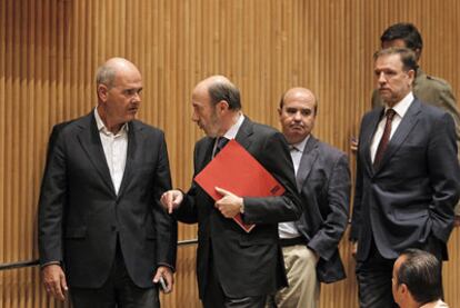 Manuel Chaves, Rubalcaba, Gaspar Zarrías y Marcelino Iglesias, ayer en la reunión del grupo del PSOE.