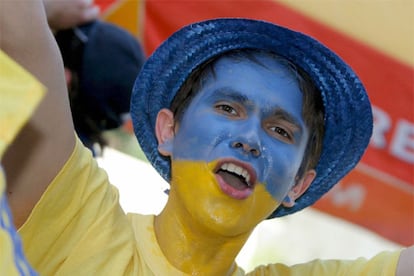 En Alemania también hace calor. Los españoles que se han desplazado a la ciudad germana de Leipzig para poder ver a su equipo lo sufren, aunque menos que los jugadores ucranios, que han tenido que hidratarse con agua especial.