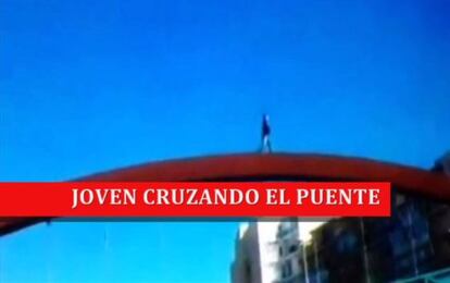 Imatge del jove creuant el pont.