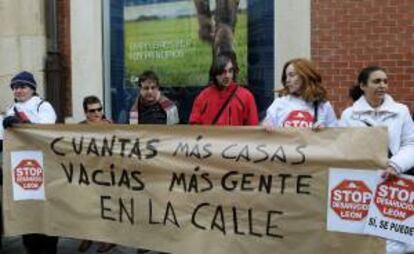 Miembros de la plataforma Stop Desahucios León frente a la oficina de Bankia (antigua Bancaja) en la Calle Ancha, para impedir la subasta de una vivienda. EFE/Archivo