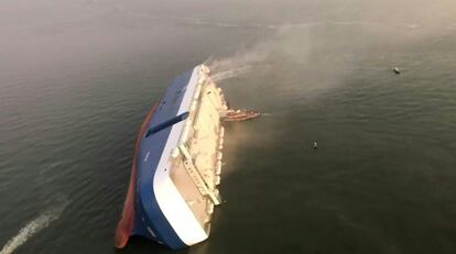 Una captura de un vídeo en Estados Unidos en la que se muestra a la Guardia Costera y a los socios del puerto buscando miembros de la tripulación después de que el portaaviones de 656 pies 'Golden Ray' volcara en St. Simons Sound, cerca de Brunswick (Georgia).