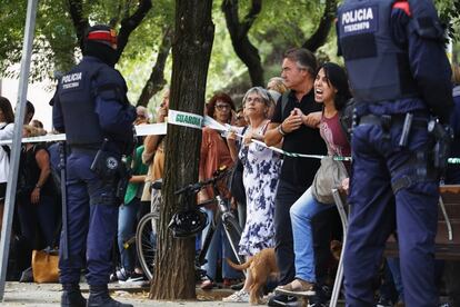 Un grupo de ciudadanos se concentra en protesta por los registros en Sabadell.
