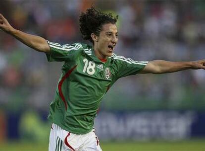 Guardado celebra su gol, el tercero de México a Uruguay