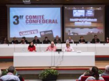 El secretario general de UGT, C&aacute;ndido M&eacute;ndez (c-fondo), durante el Comit&eacute; Confederal del sindicato celebrado hoy en su sede de Madrid.