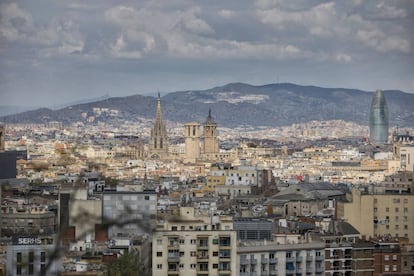 Horitzó net a Barcelona, el passat 3 d'abril, vist des de la muntanya de Montjuïc.