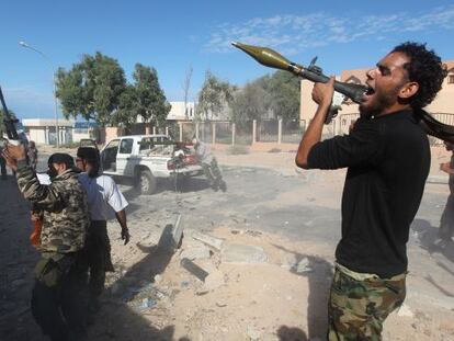 Milicianos libios combaten para afianzar el control de Sirte.