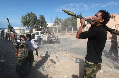 Milicianos libios combaten para afianzar el control de Sirte.