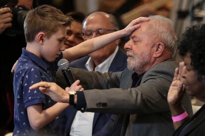 Luiz Inácio Lula da Silva recibe una oración durante la presentación de una carta a los evangélicos, en Sao Paulom Brasil.