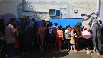 Gazatíes acudían el viernes a un punto de suministro de agua dentro de un campamento para refugiados de la ONU en Jan Yunis, franja de Gaza.
