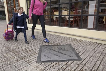 Placa homenaje al jugador Leonel Messi en el Paseo de los Olímpicos, Avenida Pellegrini en Rosario.