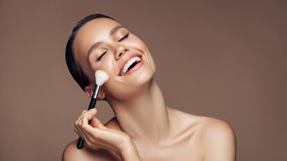 Consigue un aspecto bronceado natural y sin brillos. GETTY IMAGES.