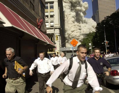 Tras el impacto de los aviones en los edificios, el pánico se apoderó de las calles de Nueva York. La Torre Sur fue la primera en derrumbarse, con 614 personas en su interior. En la Norte quedaron atrapadas 1.402 personas. También fallecieron 380 bomberos y policías. En la imagen, viandantes huyen de la zona del atentado.