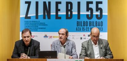 De izquierda a derecha, el director de Zinebi, Ernesto del Río; Iñaki López de Aguileta, director de Cultura del Ayuntamiento de Bilbao y Luis Eguiraun, programador del festival. 