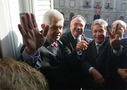 Maragall (PSC), Carod (ERC) y Saura (IC), el sábado, en el balcón del Palau de la Generalitat.