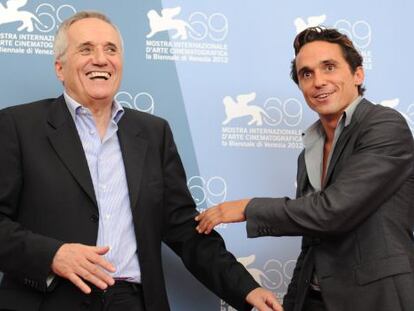 El director italiano Marco Bellocchio (izquierda) y el actor Pier Giorgio Bellocchio antes de la proyección de 'Bella addormentata'. 