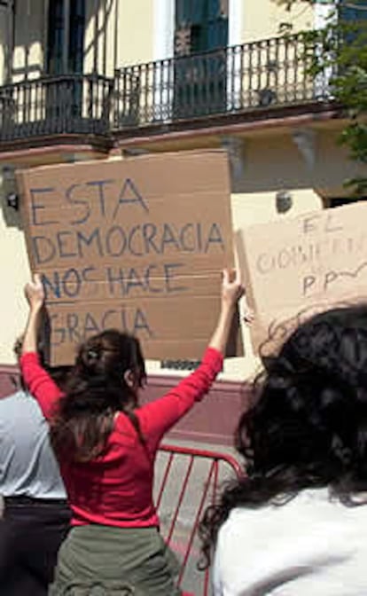 Los manifestantes que salieron a las calles de Sevilla exigían la dimisión del Gobierno que preside Aznar. Un grupo de estudiantes se concentró ante la sede del PP en la capital andaluza y mostró carteles como el que aparece en la fotografía.