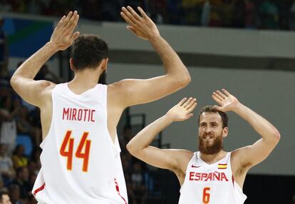 La selección española masculina de baloncesto peleará por la cuarta medalla olímpica de su historia después de aniquilar este miércoles a Francia en el cruce de cuartos de final (92-67), una formidable labor colectiva en defensa rematada en ataque con los puntos de Nikola Mirotic (23) y Willy Herangómez (18), todo bajo la inteligente supervisión de Pau Gasol. En la imagen, los españoles Sergio Rodríguez (d) y Nikola Mirotic celebran su victoria tras el parido.