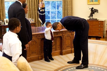 La imagen, de mayo de 2009, muestra al pequeño Jacob Philadelphia tocando la cabeza de Obama. "Quiero saber si mi pelo es como el suyo", le susurró al presidente; y éste respondió: "¿Por qué no lo compruebas tú mismo?", se agachó y el niño tocó cuidadosamente su pelo. La fotografía estuvo durante años en un lugar destacado del Despacho Oval de la Casa Blanca.