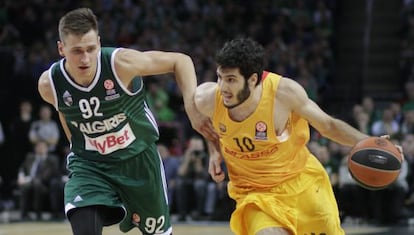 Abrines, con el balón, en un partido ante el Zalgiris.