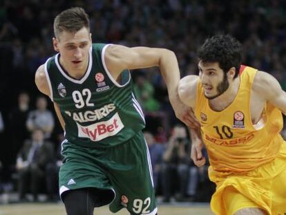 Abrines, con el bal&oacute;n, en un partido ante el Zalgiris.