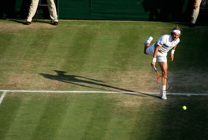 Ferrero saca en un partido de octavos de final de Wimbledon que perder&iacute;a contra Roger Federer.