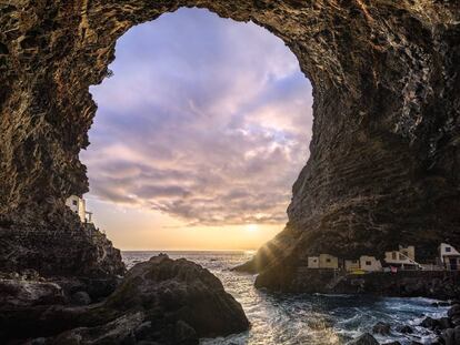 El proís de Candelaria, una grandiosa oquedad natural con embarcadero y casitas de pescadores en Tijarafe (La Palma).