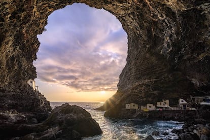 El proís de Candelaria, una grandiosa oquedad natural con embarcadero y casitas de pescadores en Tijarafe (La Palma).