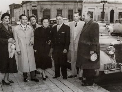 Bernhardt con sombrero y Diego &Aacute;lvarez, de blanco, en la boda de Eleuterio Contr&iacute; hijo y su mujer Lissa, de negro. Atr&aacute;s, el Mercedes del alem&aacute;n.