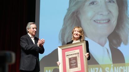 El periodista Iñaki Gabilondo entrega el premio de la Comunicación a la periodista María Esperanza Sánchez, en la gala organizada por la Asociación de la Prensa de Sevilla.