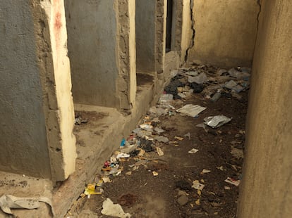Los baños de la escuela primaria Machakos en Bentui, Sudán del Sur. Con tanta suciedad, el riesgo de infección para las niñas es elevado.