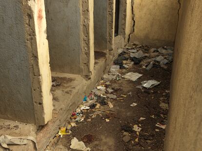 Los baños de la escuela primaria Machakos en Bentui, Sudán del Sur. Con tanta suciedad, el riesgo de infección para las niñas es elevado.