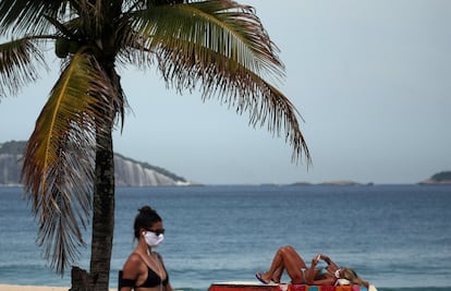 Banhistas usam máscara de proteção na orla de Ipanema, no Rio de Janeiro, em 22 de maio.