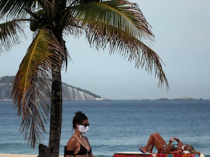 Banhistas usam máscara de proteção na orla de Ipanema, no Rio de Janeiro, em 22 de maio.