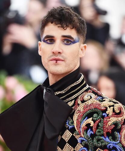 Darren Criss
Y otro de los hombres que ha marcado la noche gracias a su maquillaje ha sido Darren Criss. Además de las uñas pintadas de azul, ha llevado el mismo color en una exagerada sombra de ojos y un pequeño detalle de color en sus labios.