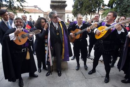 José Emilio Pacheco, acompañado por Consuelo Sáizar, presidenta del Consejo Nacional para la Cultura de México, rodeado por la tuna durante la entrega del Premio Cervantes en Alcalá de Henares (Madrid).