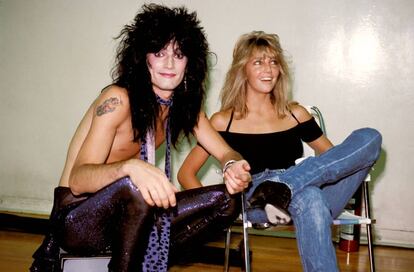 Tommy Lee con su entonces esposa, la actriz Heather Locklear, a mediados de los ochenta en los camerinos de un concierto de Mötley Crüe. La gran balada del grupo, 'Without you', está escrita pensando en Heather Locklear.