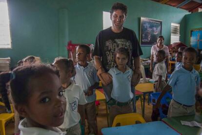 Óscar Faes en el interior de la escuela, rodeado de niños y niñas de la Mosca. Muchos de ellos habían sido recicladores.
