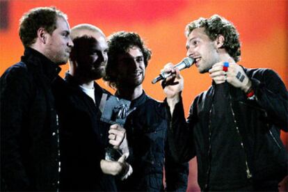 El vocalista de Coldplay, Chris Martin, celebra con el grupo el Premio a la mejor canción por el tema </i>Speed of Sound</i>.