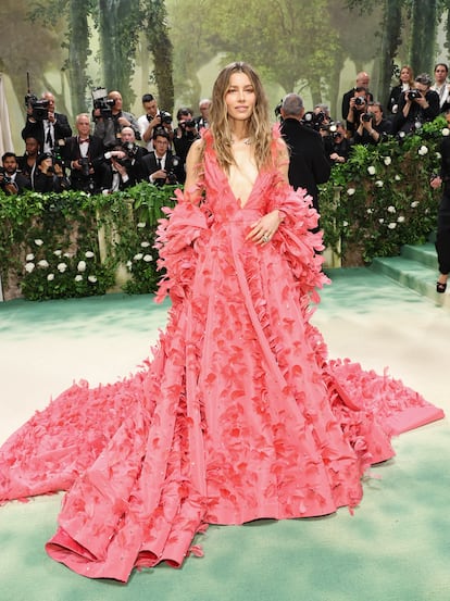 Jessica Biel, con un vestido muy voluminoso rosa de Tamara Ralph.