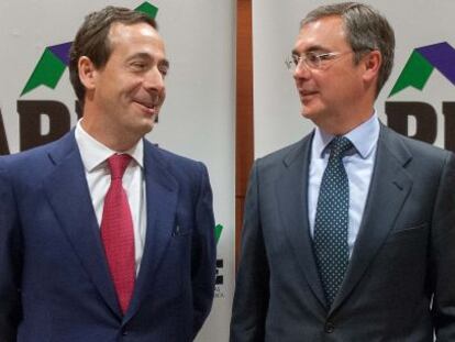 Gonzalo Gort&aacute;zar, consejero delegado de CaixaBank, junto a Jos&eacute; Sevilla, consejero delegado de Bankia