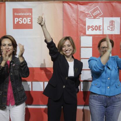 Carme Chacón (centro), junto a la candidata socialista a la alcaldía de Guadalajara, Magdalena Valerio (izquierda).