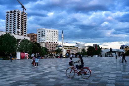 La plaza de Skanderbeg, en Tirana, donde la mezquita convive con el templo ortodoxo y los nuevos rascacielos de la ciudad.