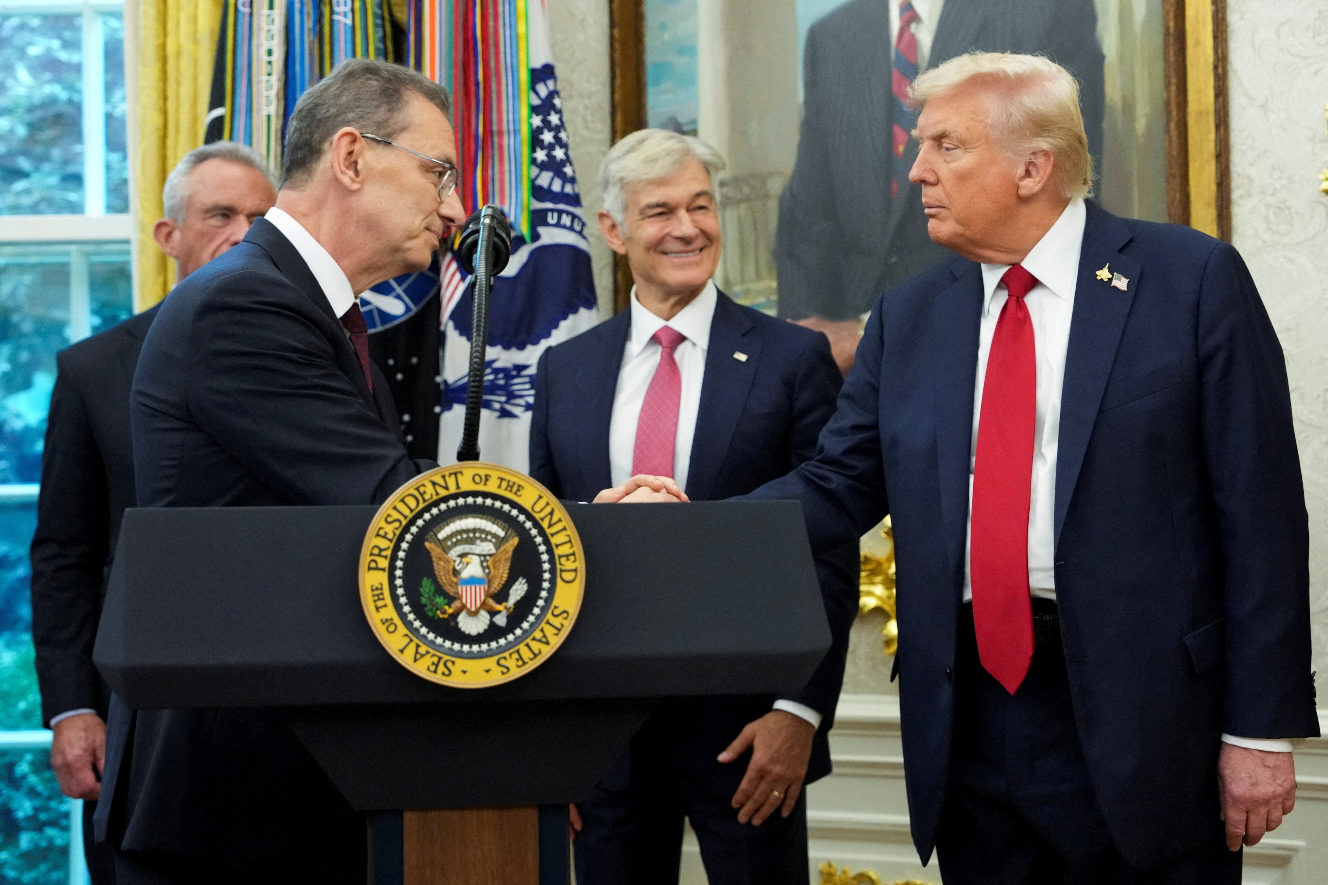 Donald Trump da la mano a Albert Bourla, CEO de Pfizer, el 30 de septiembre en la Casa Blanca.