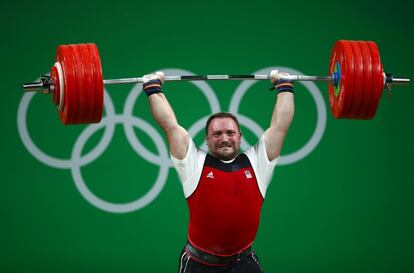 El checo Jiri Orsag compite en la prueba de halterofilia 105 kg masculino. 