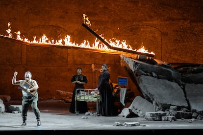 Fuego y destrucción en la primera secuencia de la ópera ‘Tres hermanas’, de Péter Eötvös, el martes por la tarde en la Felsenreitschule.