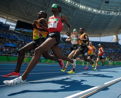 El keniano Wilson Bii, junto con su guía Benard Korir, compiten en la prueba de 1500 metros T11.