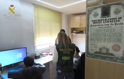 Agentes de la UCO registran el domicilio, en Barcelona, del presunto cabecilla de la red de ciberdelincuentes desmantelada en la Operación 3Coin.