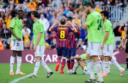 Iniesta felicita a Messi después de uno de los goles