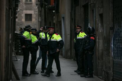 Mandos de los Mossos d Esquadra y de la Guardia Urbana en la calle Robadors, tras entrar a uno de los pisos.