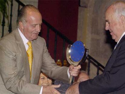 El rey Juan Carlos entrega a Helmut Kohl el Premio Europeo Carlos V en el monasterio de Yuste.